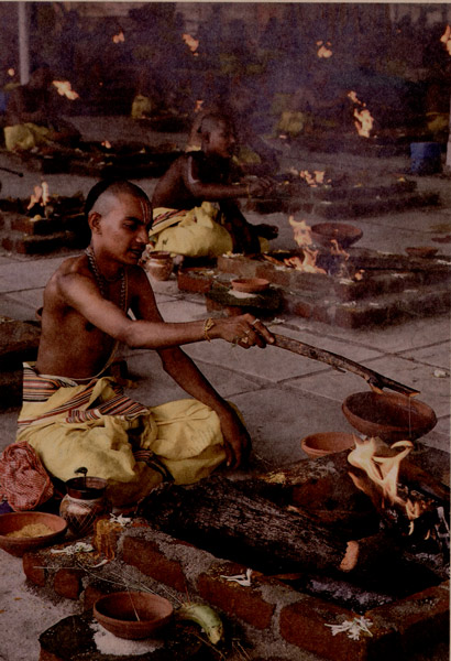 indiase priesters bidden voor regen