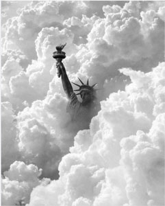 vrijheidsbeeld in de wolken