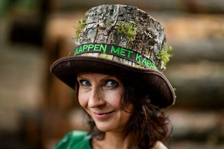 esther Ouwehand is fel tegen biomassa in electriciteitscentrales en draagt op prinsjesdag een gekapte boom als hoge hoed