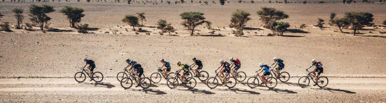 fietsen in de woestijn