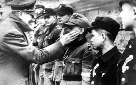 Hitler met kindsoldaten in April 1945