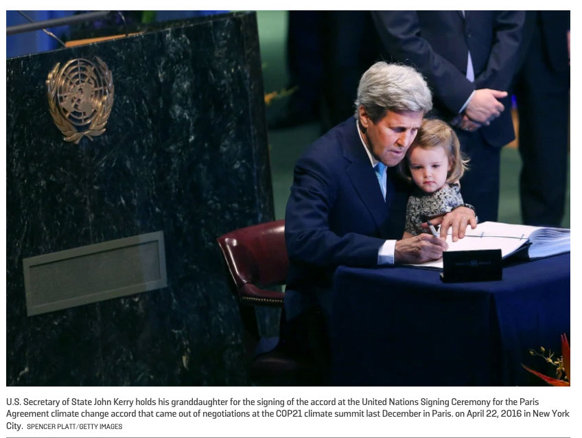 John Kerry tekent - met kleindochter op schoot - het klimaatverdrag van Parijs namens de USA