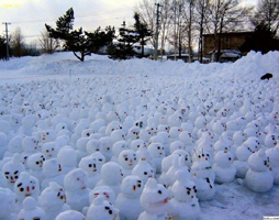 sneeuwpoppen demonstreren tegen opwarming van het klimaat