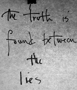 de waarheid ligt vaak verborgen tussen leugens
